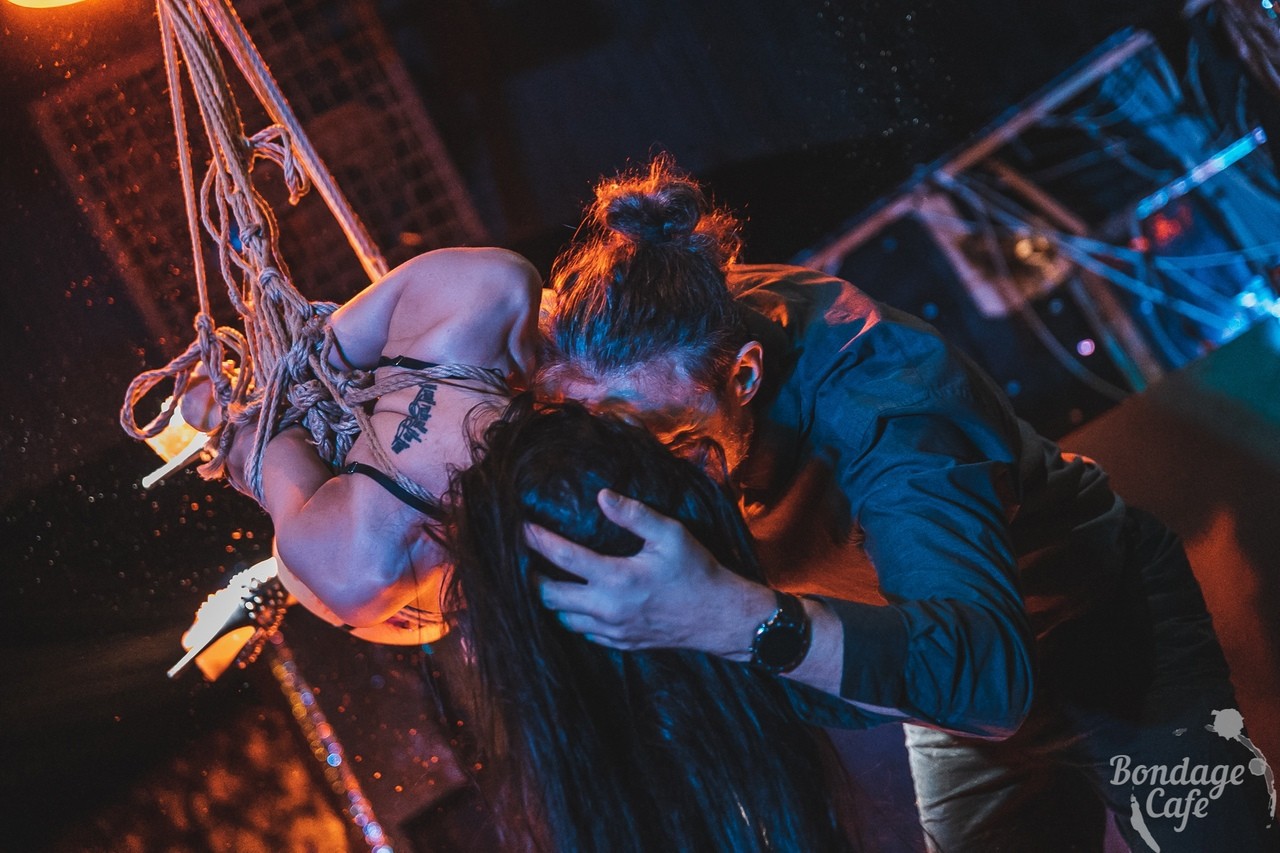 Shibari perfomance at Bondage Cafe SPb. Mosafir and Denjamy Djovanny. Photo by Gestoor