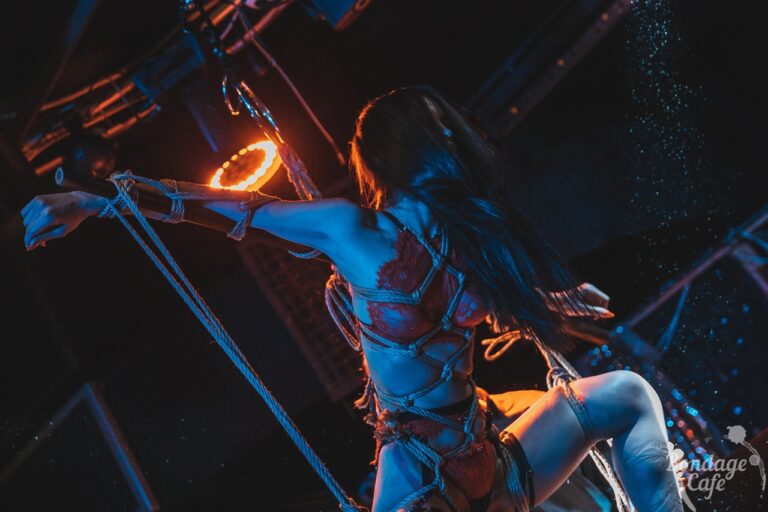 Shibari perfomance at Bondage Cafe SPb. Mosafir and Denjamy Djovanny. Photo by Gestoor